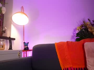 Foto porno littlee33 ne arata tot la camera pe KUR.ro