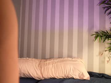 Foto porno littlee33 ne arata tot la camera pe KUR.ro