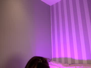 Foto porno littlee33 ne arata tot la camera pe KUR.ro