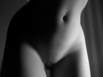 Foto porno littlee33 ne arata tot la camera pe KUR.ro