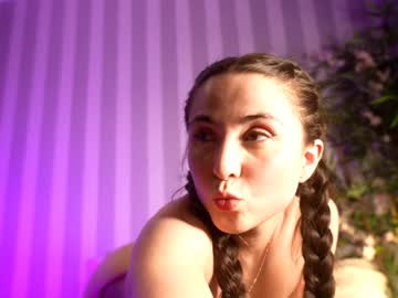 Foto porno littlee33 ne arata tot la camera pe KUR.ro