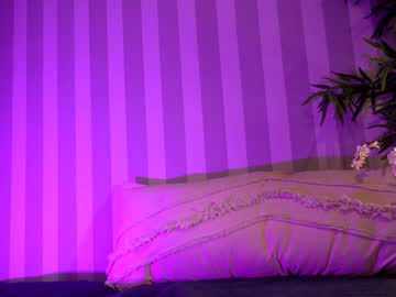 Foto porno littlee33 ne arata tot la camera pe KUR.ro