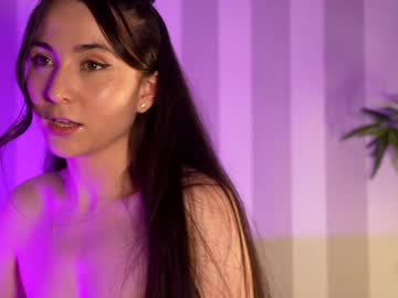 Foto porno littlee33 ne arata tot la camera pe KUR.ro