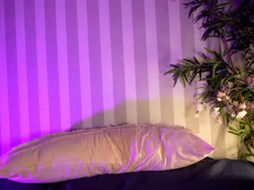 Foto porno littlee33 ne arata tot la camera pe KUR.ro