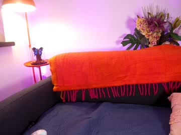 Foto porno littlee33 ne arata tot la camera pe KUR.ro