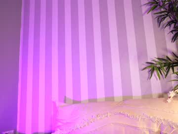 Foto porno littlee33 ne arata tot la camera pe KUR.ro