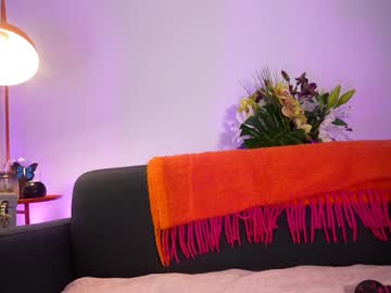 Foto porno littlee33 ne arata tot la camera pe KUR.ro