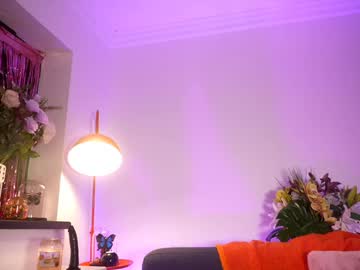 Foto porno littlee33 ne arata tot la camera pe KUR.ro