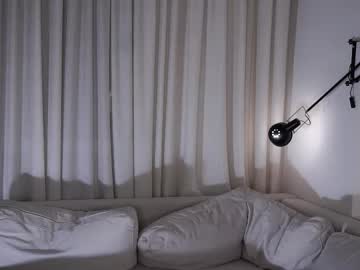 Foto porno littlehapp ne arata tot la camera pe KUR.ro