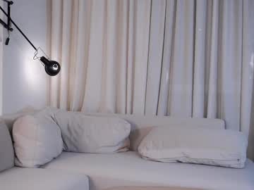 Foto porno littlehapp ne arata tot la camera pe KUR.ro