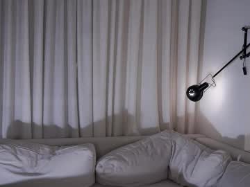 Foto porno littlehapp ne arata tot la camera pe KUR.ro