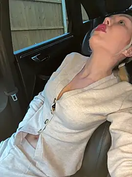 Foto porno lolableux se dezbraca la web pe StripChat pe KUR.ro