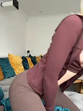 Foto porno lolableux se dezbraca la web pe StripChat pe KUR.ro