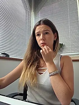 Album foto porno lucie_mehott se dezbraca la web pe StripChat