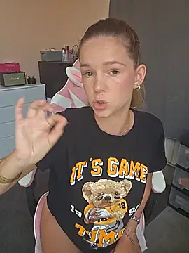 Foto porno lucie_mehott se dezbraca la web pe StripChat pe KUR.ro