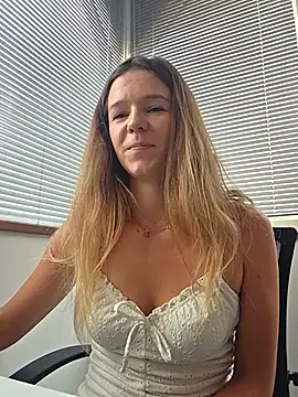 Foto porno lucie_mehott se dezbraca la web pe StripChat pe KUR.ro