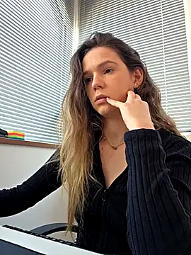 Foto porno lucie_mehott se dezbraca la web pe StripChat pe KUR.ro