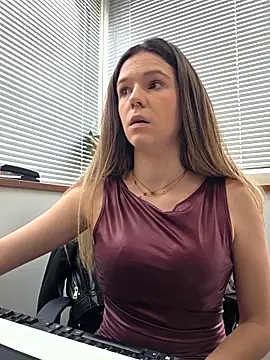 Foto porno lucie_mehott se dezbraca la web pe StripChat pe KUR.ro