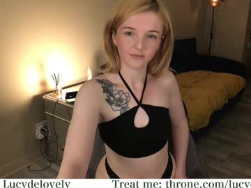 lucydelovely se dezbraca la web pe Chaturbate