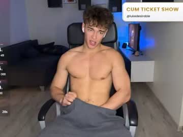 Foto porno Ce sexy este lukedesirable pe KUR.ro