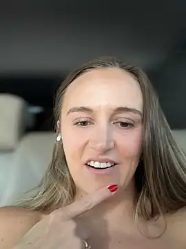 Foto porno lunagirl13 ne arata tot la camera pe KUR.ro