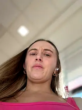 Foto porno lunagirl13 ne arata tot la camera pe KUR.ro