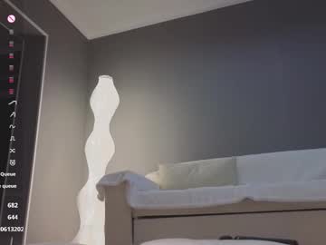Foto porno lunajii se dezbraca la web pe Chaturbate pe KUR.ro