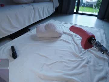 Foto porno mayabaee1 ne arata tot la camera pe KUR.ro