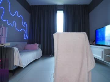 Foto porno mayabaee1 ne arata tot la camera pe KUR.ro