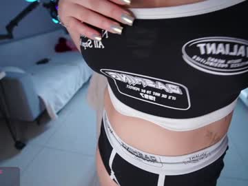 Foto porno mayabaee1 ne arata tot la camera pe KUR.ro