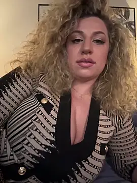 Foto porno miamellycious ne arata tot la camera pe KUR.ro