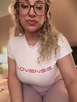 Foto porno Nebunii pe chat marca miamellycious pe KUR.ro