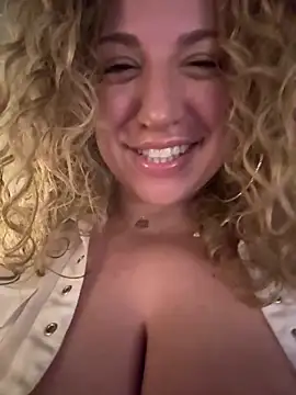 Foto porno miamellycious ne arata tot la camera pe KUR.ro