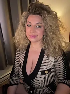 Foto porno miamellycious ne arata tot la camera pe KUR.ro