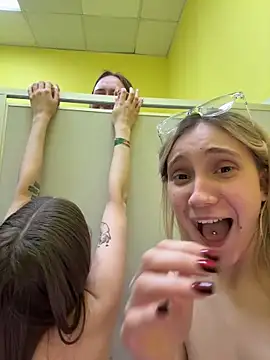 Foto porno mmelicious vrea sex pe StripChat pe KUR.ro