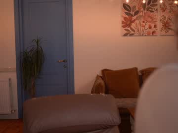 Foto porno ms_dira descoperita pe video chat pe KUR.ro