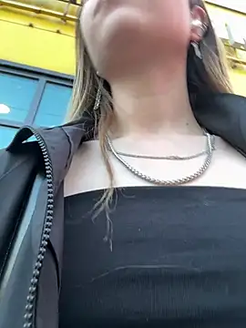 Foto porno nancy_chancy descoperita pe video chat pe KUR.ro