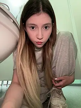 Foto porno nancy_chancy descoperita pe video chat pe KUR.ro