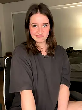 Foto porno nerdynina ne arata tot la camera pe KUR.ro