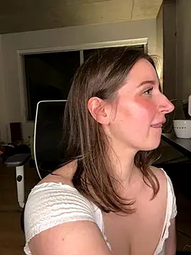 Foto porno nerdynina ne arata tot la camera pe KUR.ro