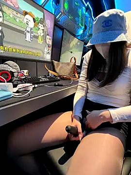 Foto porno nideanbaby ne arata tot la camera pe KUR.ro