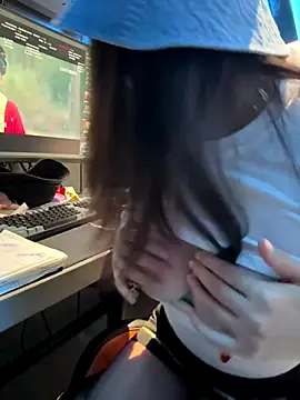 Foto porno nideanbaby ne arata tot la camera pe KUR.ro