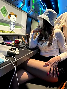 Foto porno nideanbaby ne arata tot la camera pe KUR.ro