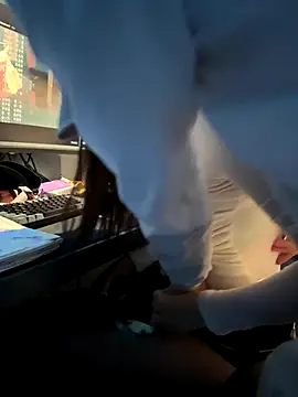 Foto porno nideanbaby ne arata tot la camera pe KUR.ro