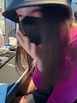 Foto porno nideanbaby ne arata tot la camera pe KUR.ro