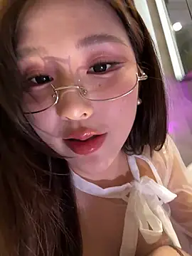 Foto porno nidekikibabe-2026 ne arata tot la camera pe KUR.ro