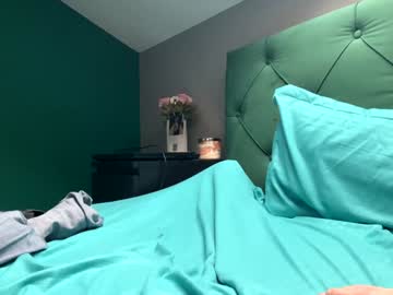 Foto porno nyconik se dezbraca la web pe Chaturbate pe KUR.ro
