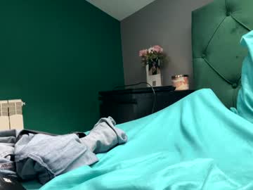 Foto porno nyconik se dezbraca la web pe Chaturbate pe KUR.ro