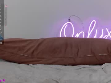 Foto porno onlyxlicious_cb ne arata tot la camera pe KUR.ro