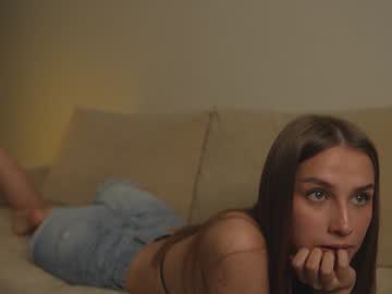 Foto porno playwithmil se dezbraca la web pe Chaturbate pe KUR.ro
